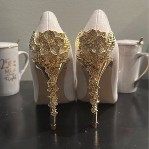 Metallic heel pumps great for the holidays! Never worn